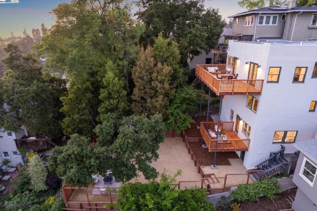 1129 WELLINGTON STREET, Oakland CA: https://media.crmls.org/mediaz/b7643163-43f0-4779-a181-53ab9cae6ecb.jpg