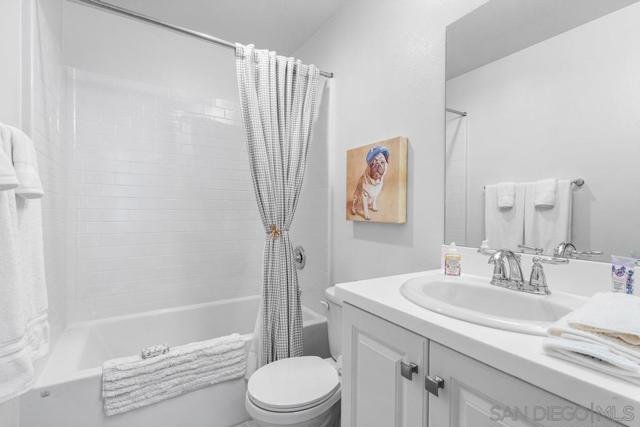 2445 Verano Way, Vista CA: https://media.crmls.org/mediaz/b765a81c-577c-4241-b4a9-0520dfde637f.jpg