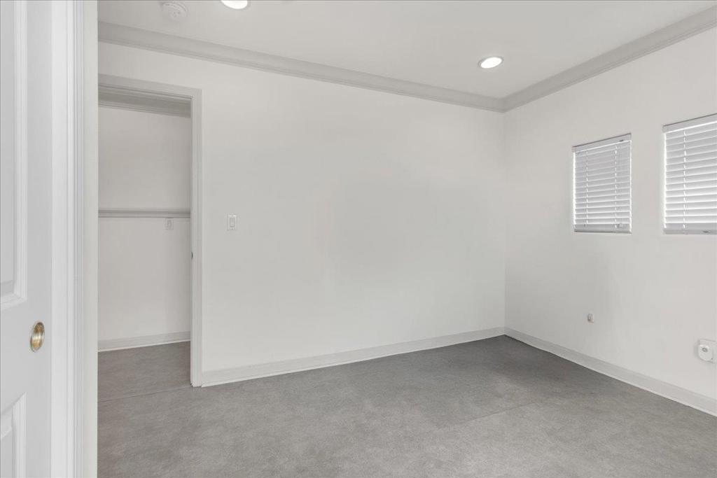 https://media.crmls.org/mediaz/b7678a36-0630-42d8-bc8d-4e4aa9ba2626.jpg?preset=X-Large
