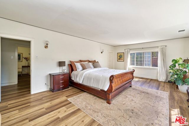 728 S Windsor Boulevard, Los Angeles CA: https://media.crmls.org/mediaz/b767c2da-0aa5-4c33-9ab3-da5a2752d0fd.jpg