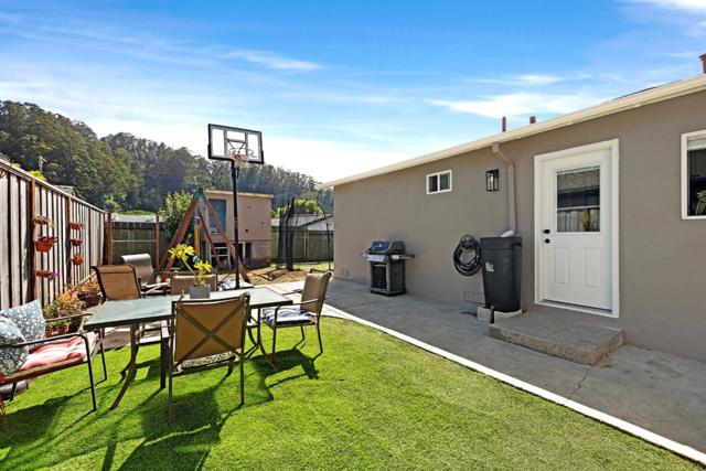 1324 Linda Mar Boulevard, Pacifica CA: https://media.crmls.org/mediaz/b767e0a2-fcfa-4c56-a81a-f089edfa341a.jpg