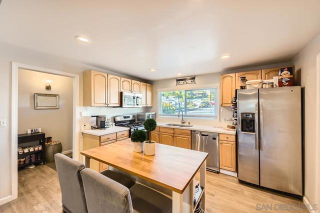 9477 Ronnie Ct, Santee CA: https://media.crmls.org/mediaz/b7688789-9d97-4f3b-9a3a-eace6601499b.jpg