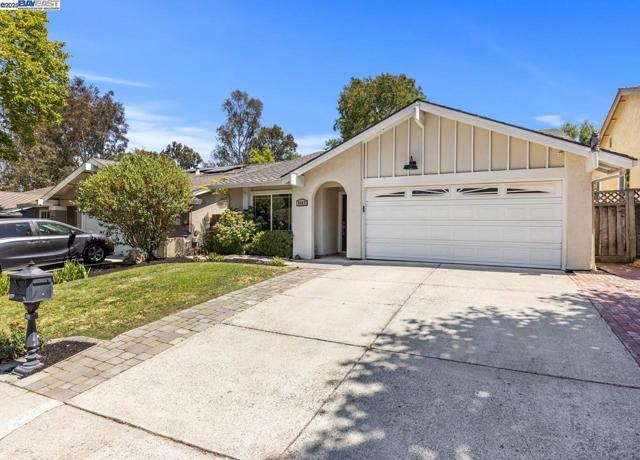 2485 Talavera Dr, San Ramon CA: https://media.crmls.org/mediaz/b768b22d-f1c5-4701-a1b2-b2a287455d32.jpg