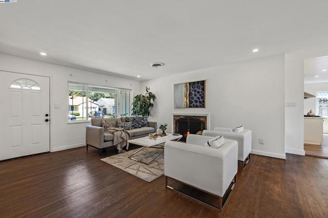 15833 Via Toledo, San Lorenzo CA: https://media.crmls.org/mediaz/b76984e2-9e0a-44b1-8000-fcd07702ac6f.jpg