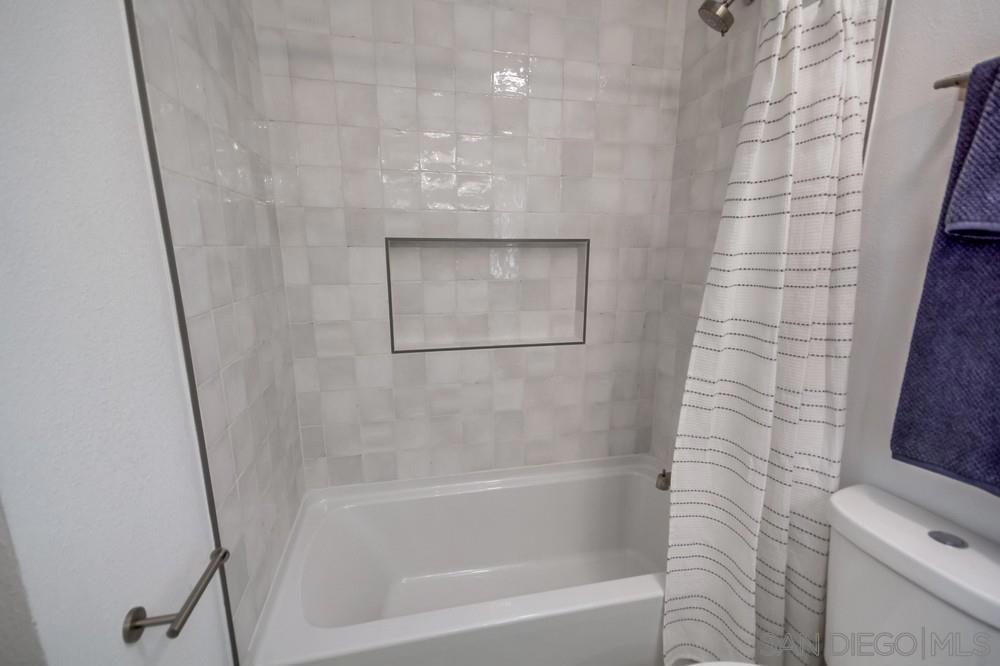 https://media.crmls.org/mediaz/b769dfad-23d8-472c-b522-5e735fbafeb2.jpg?preset=X-Large