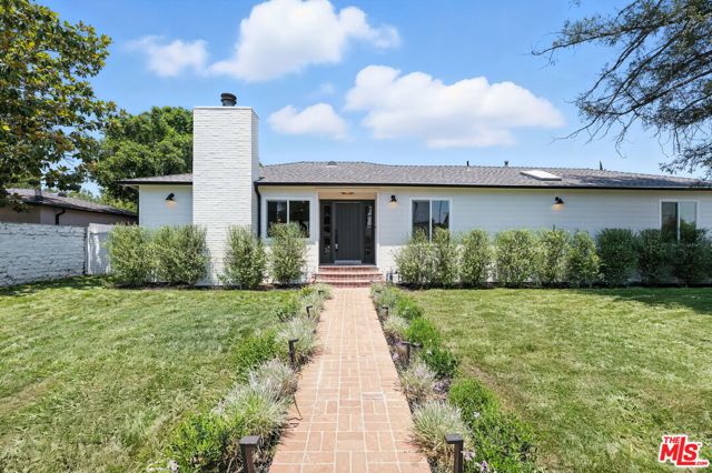 15727 Hartsook Street, Encino CA: https://media.crmls.org/mediaz/b76b8fdb-147c-4af2-88e7-532a4ec29f88.jpg