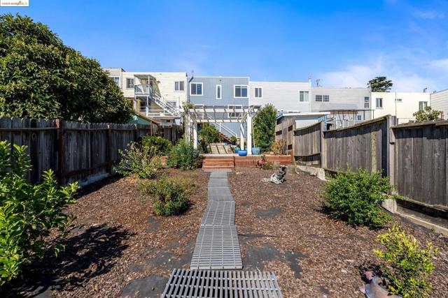 Image 39 of 49 For 271 Montana St