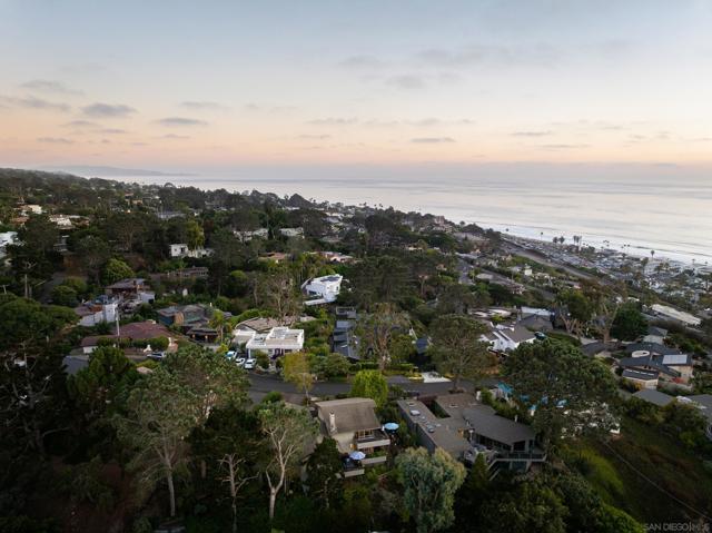364 Bellaire Street, Del Mar CA: https://media.crmls.org/mediaz/b76c0376-3188-498f-878c-ac5db02a6441.jpg