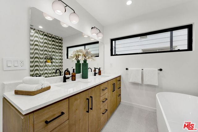 12469 Greene Avenue, Los Angeles CA: https://media.crmls.org/mediaz/b76e39f6-2180-4bb1-b0a8-75a8fd5a6571.jpg