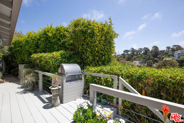 271 Amalfi Drive, Santa Monica CA: https://media.crmls.org/mediaz/b76f3aac-36e4-4bfa-ae03-87f191fc7725.jpg