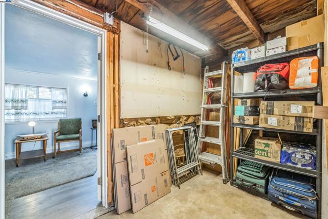 7525 Circle Hill Dr, Oakland CA: https://media.crmls.org/mediaz/b76f40ec-6309-4661-a237-c8bfca041109.jpg