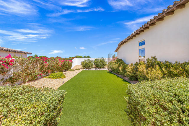 81350 Merv Griffin Way, La Quinta CA: https://media.crmls.org/mediaz/b76fea3e-3a88-40e8-8194-19111da7cd9d.jpg