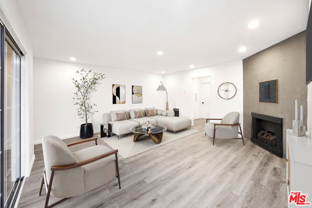 1228 14th Street, Santa Monica CA: https://media.crmls.org/mediaz/b7706081-cedc-4c02-96b3-e92cf7765de3.jpg