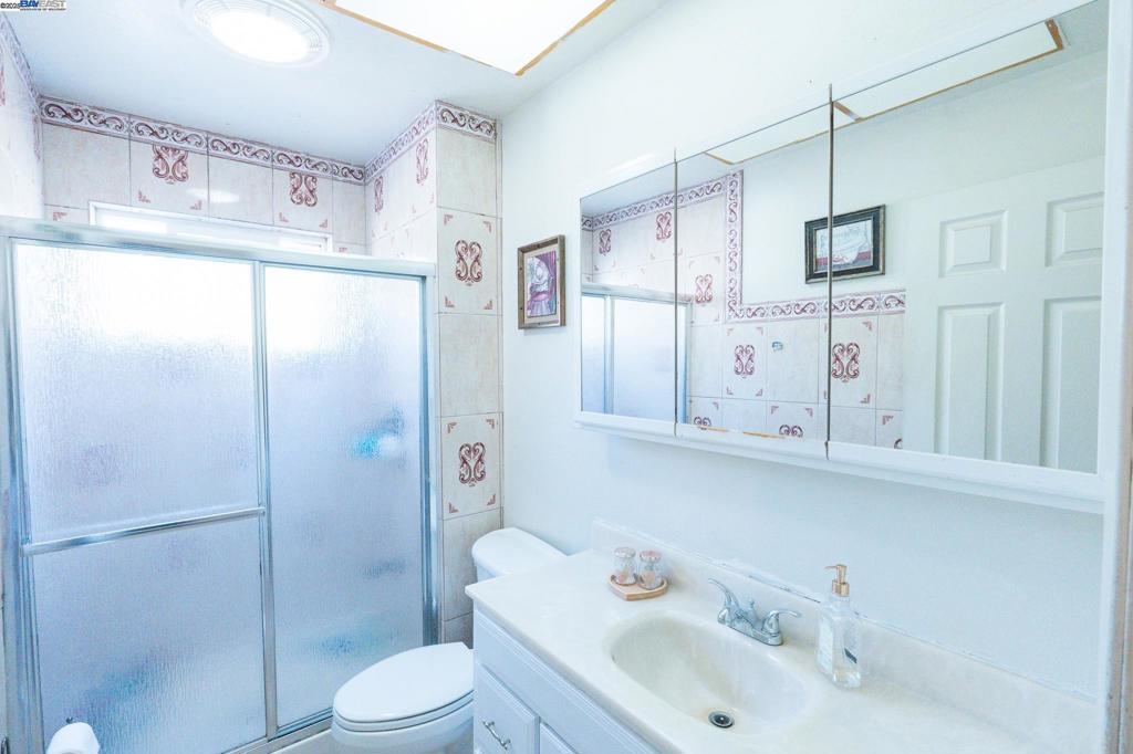 https://media.crmls.org/mediaz/b7715fba-b13f-4eb1-9685-e74e0e399858.jpg?preset=X-Large
