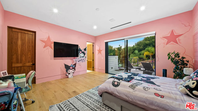 18762 Wells Drive, Tarzana CA: https://media.crmls.org/mediaz/b771d0df-1801-47da-8ad3-1985b1635462.jpg