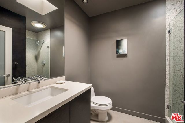11115 Dona Pegita Drive, Studio City CA: https://media.crmls.org/mediaz/b7737f57-3c56-4e97-ae3a-4eb9efcbfb9e.jpg