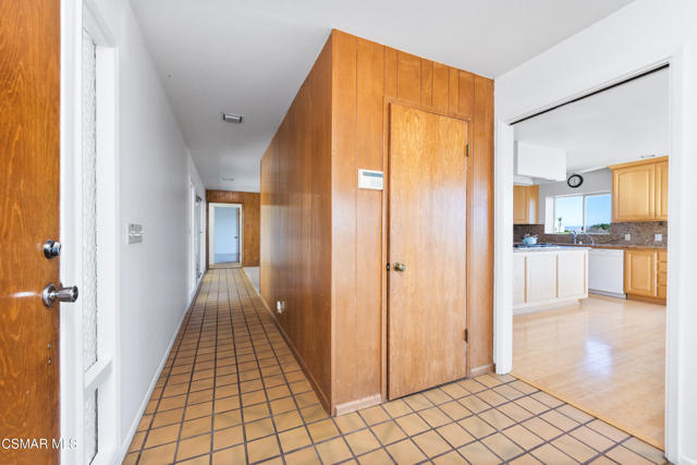 1140 San Clemente Way, Camarillo CA: https://media.crmls.org/mediaz/b773b6c6-35ae-4bae-beb1-9d61a5dcf51b.jpg