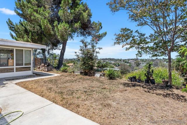 252 Santa Clara Dr, Vista CA: https://media.crmls.org/mediaz/b7741994-56ec-40a7-bbca-61cdb32c649d.jpg