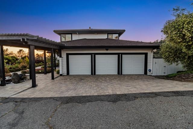 11550 Skyline Boulevard, Oakland CA: https://media.crmls.org/mediaz/b7746b72-de2f-4df9-8e8e-42c671dce67f.jpg
