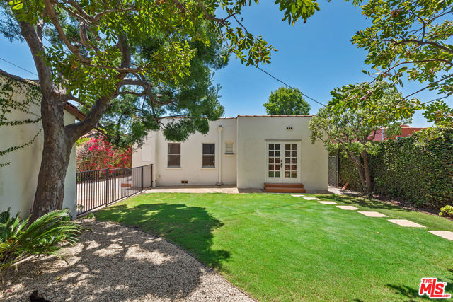 10733 Wellworth Avenue, Los Angeles CA: https://media.crmls.org/mediaz/b77499b8-0037-41ee-9e06-121bcf994b08.jpg
