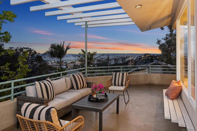405 W Nutmeg St, San Diego CA: https://media.crmls.org/mediaz/b775136d-d11a-4d66-97c9-8051e5768cc5.jpg