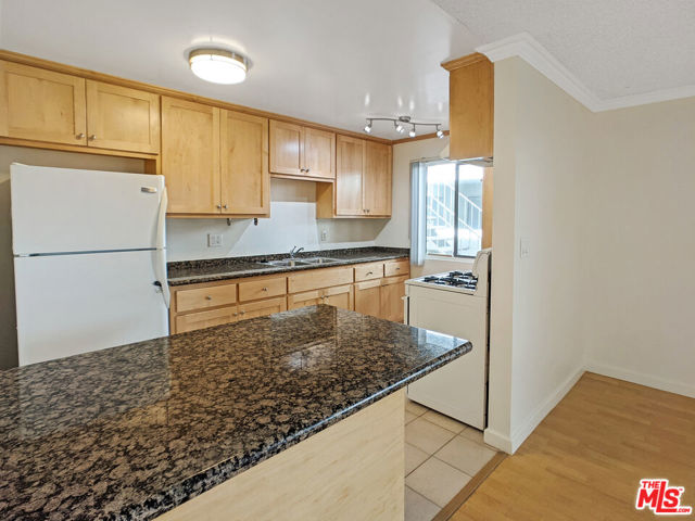 440 Raymond Avenue, Santa Monica CA: https://media.crmls.org/mediaz/b77693f6-d150-4cac-ac01-8db34d199c21.jpg