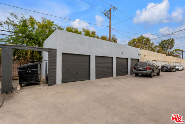 5427 Kinston Avenue, Culver City CA: https://media.crmls.org/mediaz/b7773465-1b4d-4ddf-af0a-834dca5fbc92.jpg