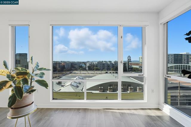 200 2nd St, Oakland CA: https://media.crmls.org/mediaz/b7776108-44bb-4c61-8364-deedc5ac5e30.jpg