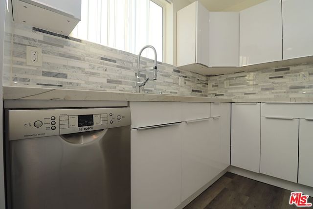 2121 S Burnside Avenue, Los Angeles CA: https://media.crmls.org/mediaz/b778a038-a475-4173-a675-44c03819af4a.jpg