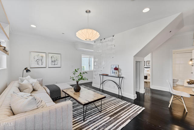 453 Frontenac Avenue, Los Angeles CA: https://media.crmls.org/mediaz/b778f47a-609b-4712-87eb-2aaefde97aa3.jpg