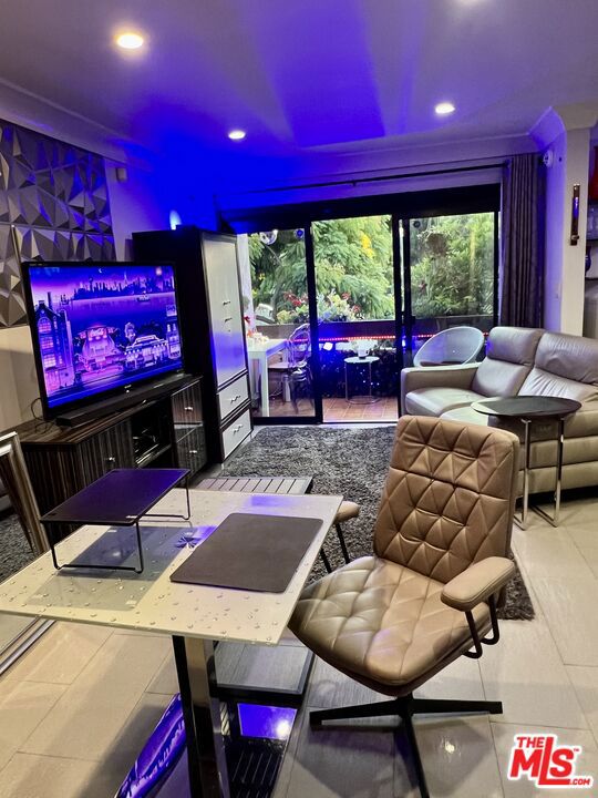 950 N Kings Road, West Hollywood CA: https://media.crmls.org/mediaz/b77945c5-5f24-4240-91f6-18122ad6200f.jpg