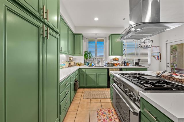 Detail Gallery Image 4 of 22 For 2007 Pleasant Waters Ct, Spring Valley,  CA 91977 - 5 Beds | 3 Baths