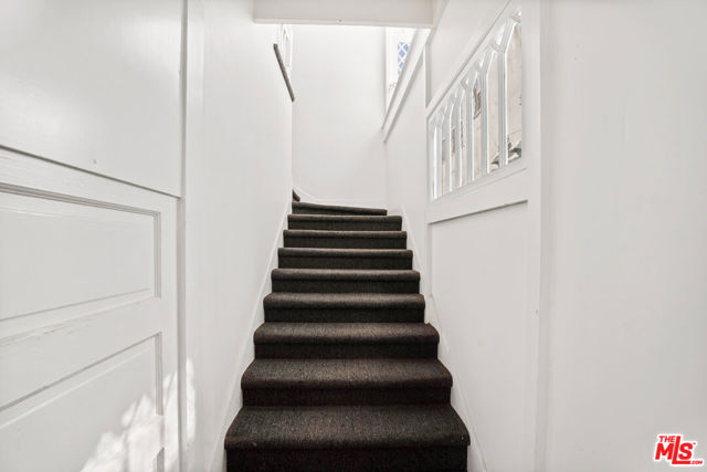29 Brooks Avenue, Venice CA: https://media.crmls.org/mediaz/b7798454-5fa9-4841-8bba-282795788a11.jpg
