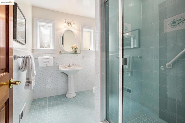 1415 Vancouver Ave, Burlingame CA: https://media.crmls.org/mediaz/b779e204-0124-4a02-9d8a-cf6bcbd52bfe.jpg