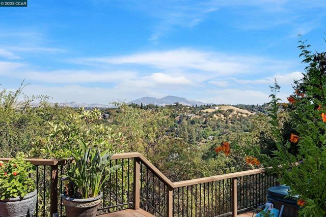 1301 Thomas Dr, Martinez CA: https://media.crmls.org/mediaz/b779f26b-9c24-47cd-93ee-905b5cd9c47d.jpg
