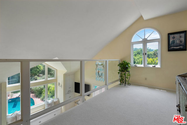 11818 Laurel Hills Road, Studio City CA: https://media.crmls.org/mediaz/b77a054d-0c15-4032-86b6-104e768cdf8c.jpg