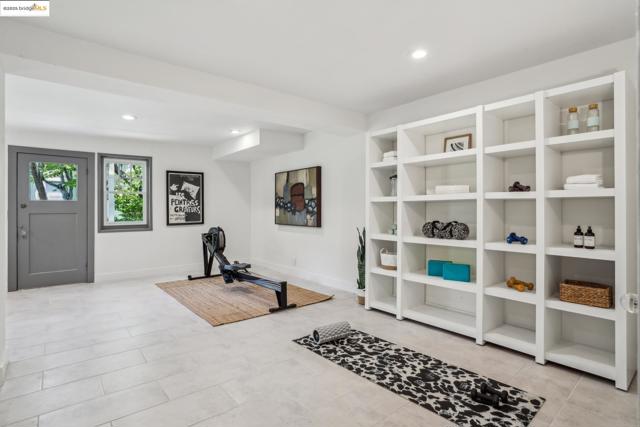 6051 MARGARIDO Dr, Oakland CA: https://media.crmls.org/mediaz/b77a5a8e-01ac-406e-8505-8656275cb1db.jpg