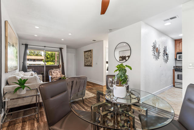 575 N Villa Court, Palm Springs CA: https://media.crmls.org/mediaz/b77ad630-3aff-414a-8257-6e4abc5deec1.jpg