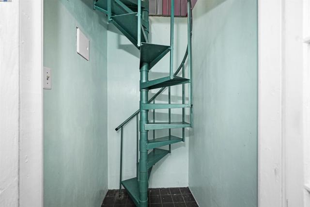 3908 Archmont Pl, Oakland CA: https://media.crmls.org/mediaz/b77b5558-0b50-41af-8894-44102ef72bf1.jpg