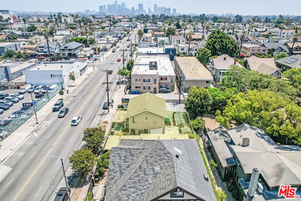 https://media.crmls.org/mediaz/b77dbb17-4242-4d72-9f40-23f30b021e0b.jpg?preset=X-Large