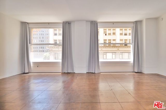 215 W 7th Street, Los Angeles CA: https://media.crmls.org/mediaz/b77de443-4c84-45f6-825f-e8f52a9ab826.jpg