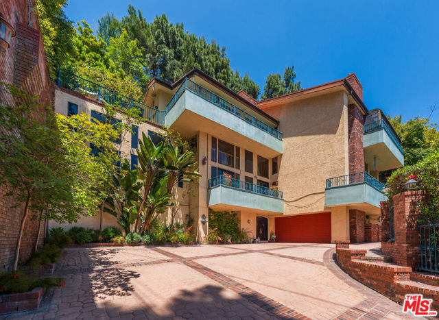 1242 Angelo Drive, Beverly Hills CA: https://media.crmls.org/mediaz/b77dfb5a-de43-4195-a186-a8dc919cb0bf.jpg