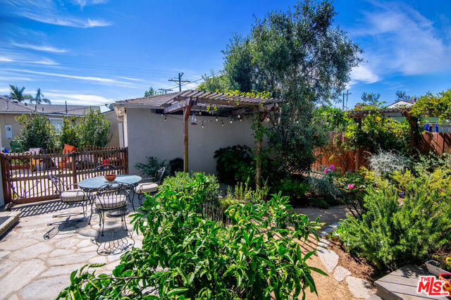 12713 Stanwood Drive, Los Angeles CA: https://media.crmls.org/mediaz/b77f67cb-a641-4e65-810f-512c7b496cb2.jpg