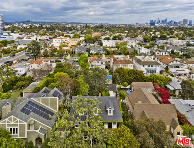 232 N Arden Boulevard, Los Angeles CA: https://media.crmls.org/mediaz/b77fa035-1c71-4a6b-b746-4ebe229e1b9a.jpg