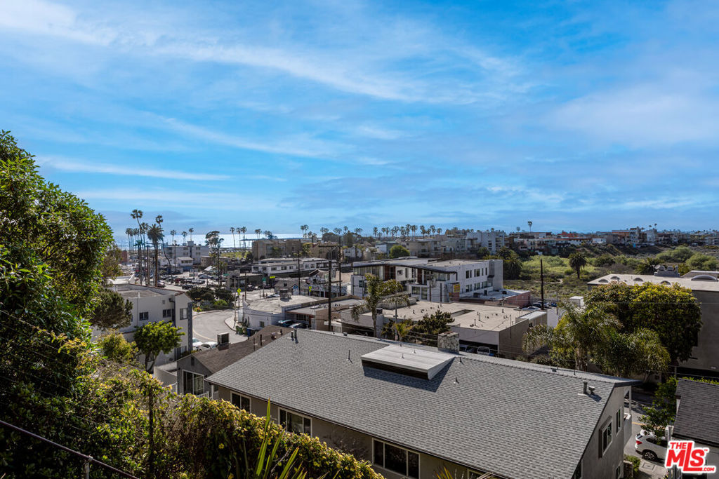 https://media.crmls.org/mediaz/b77fc09f-3632-433e-803f-212f9433d417.jpg?preset=X-Large