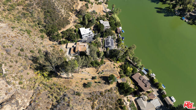 2100 Lakeshore Drive, Agoura Hills CA: https://media.crmls.org/mediaz/b77fd7b7-2fc7-49be-87be-858502821982.jpg