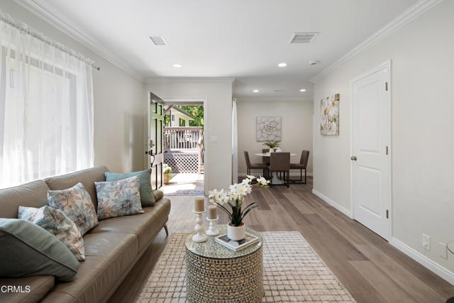 4428 Oakwood Avenue, La Canada Flintridge CA: https://media.crmls.org/mediaz/b77fe172-71dd-4197-a76f-cda786d5f91c.jpg