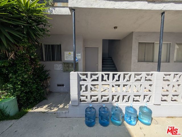 2120 Carmona Avenue, Los Angeles CA: https://media.crmls.org/mediaz/b7807fd8-a4d7-46c3-95cd-bfd9766c0f78.jpg