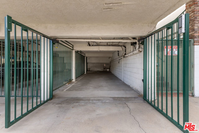 11828 Goshen Avenue, Los Angeles CA: https://media.crmls.org/mediaz/b780a3ee-131e-4019-a386-80264cdc7d94.jpg