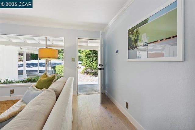 32 California Ave, Orinda CA: https://media.crmls.org/mediaz/b780d3d9-1b1e-4df5-b836-76908794b571.jpg
